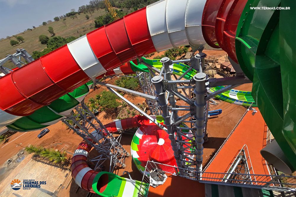 Thermas dos Laranjais recebe equipe da Whitewater para acompanhar obras da nova atração, o gigante “Nações”