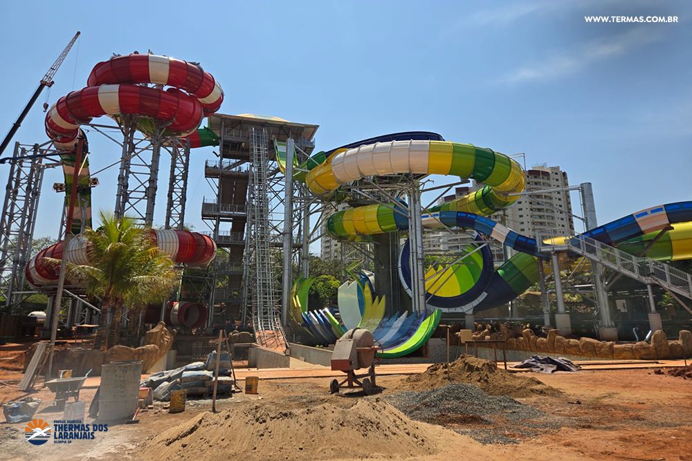 Thermas dos Laranjais recebe equipe da Whitewater para acompanhar obras da nova atração, o gigante “Nações”