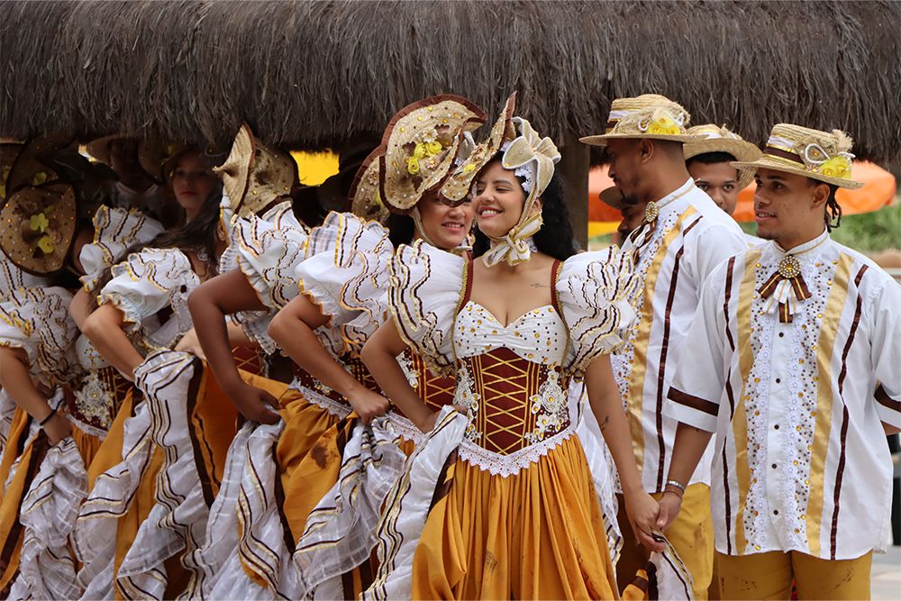 Mais de 25 grupos folclóricos durante o 61º Festival do Folclore de Olímpia se apresentam no parque