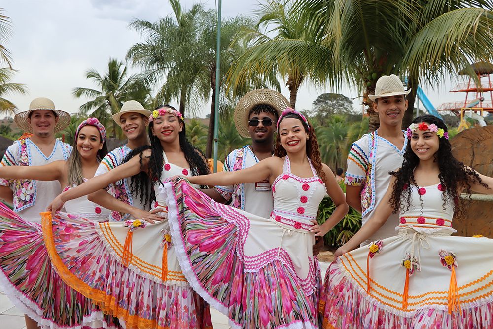 Mais de 25 grupos folclóricos durante o 61º Festival do Folclore de Olímpia se apresentam no parque